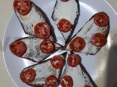 Ruginiai brusketai su pomidorais, dešrele ir kreminiu sūriu Žingsnis 4