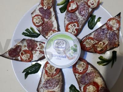 Ruginiai brusketai su pomidorais, dešrele ir kreminiu sūriu Žingsnis 7