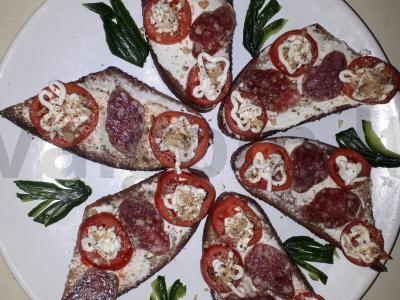 Ruginiai brusketai su pomidorais, dešrele ir kreminiu sūriu pagrindine nuotrauka