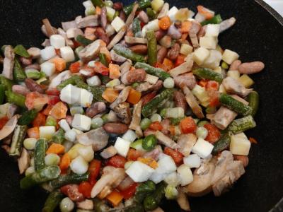 Antras patiekalas su dešrelėmis „Daržovių karuselė“ Žingsnis 2