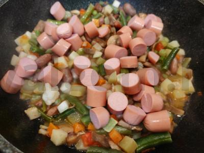 Antras patiekalas su dešrelėmis „Daržovių karuselė“ Žingsnis 5