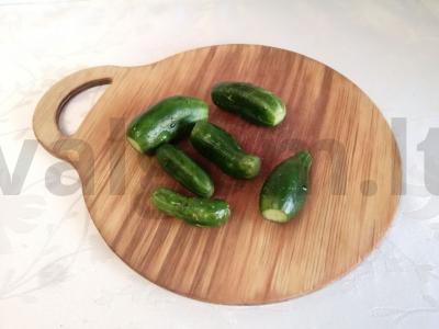 Greitai paruošiami marinuoti agurkėliai „Minutka“ Žingsnis 1