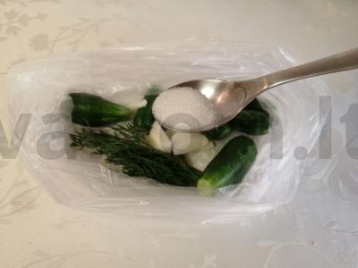 Greitai paruošiami marinuoti agurkėliai „Minutka“ Žingsnis 4