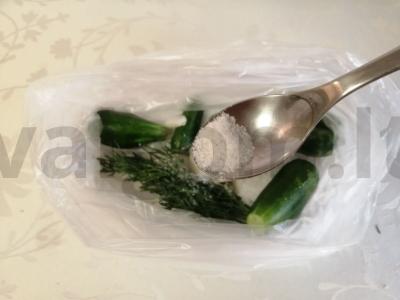 Greitai paruošiami marinuoti agurkėliai „Minutka“ Žingsnis 5