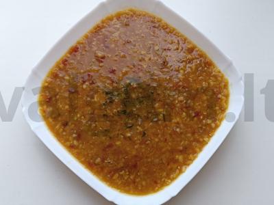 Vegetariškas raudonos lęšio ir džiovintų pomidorų sriuba pagrindine nuotrauka