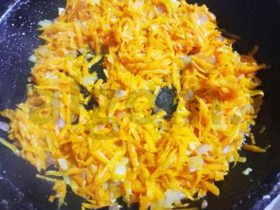 Vištienos kepenėlių salotos su agurku, korėjietiška morkų salotomis ir gorgonzola sūriu Žingsnis 1