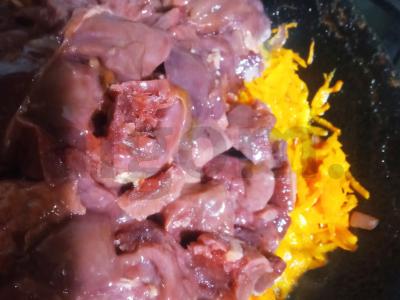 Vištienos kepenėlių salotos su agurku, korėjietiška morkų salotomis ir gorgonzola sūriu Žingsnis 2