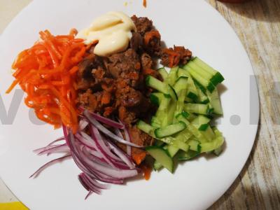 Vištienos kepenėlių salotos su agurku, korėjietiška morkų salotomis ir gorgonzola sūriu Žingsnis 4