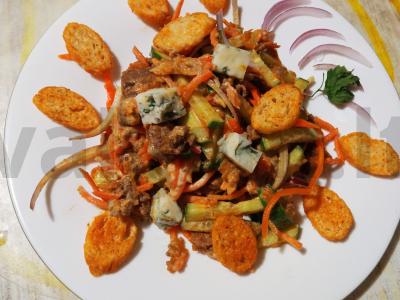 Vištienos kepenėlių salotos su agurku, korėjietiška morkų salotomis ir gorgonzola sūriu pagrindine nuotrauka