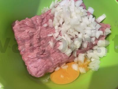 Pankų džiūvėsėliuose keptos kotletai Žingsnis 1