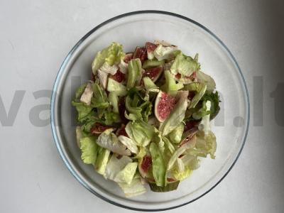 Šviežias salotas su vištiena ir figomis pagrindine nuotrauka