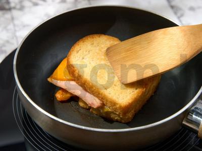 Karštas sumuštinis su kumpiu ir sūriu Žingsnis 6