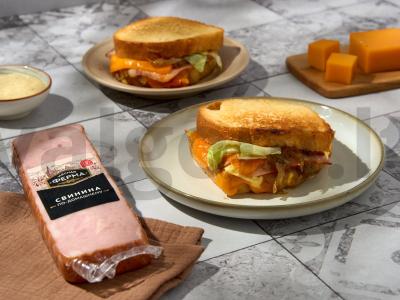 Karštas sumuštinis su kumpiu ir sūriu pagrindine nuotrauka