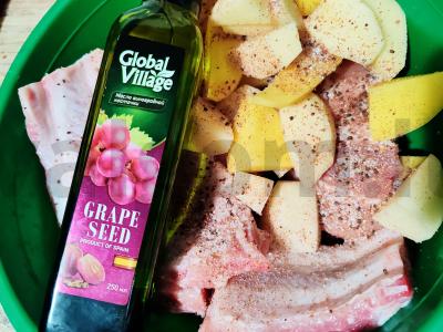 Kepti kiaulienos šonkauliai su prieskoniais ir vynuogių sėklų aliejumi Žingsnis 2