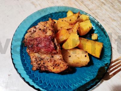 Kepti kiaulienos šonkauliai su prieskoniais ir vynuogių sėklų aliejumi pagrindine nuotrauka