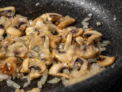 Grybai orkaitėje su vištiena ir sūriu Žingsnis 9