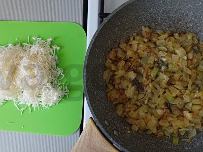 Keptuvėje keptos plokštelės su sūriu ir svogūnais Žingsnis 1