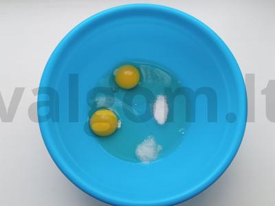 Keptuvėje keptos plokštelės su sūriu ir svogūnais Žingsnis 2