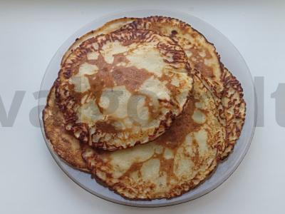 Keptuvėje keptos plokštelės su sūriu ir svogūnais pagrindine nuotrauka