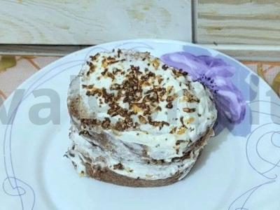 Švelnus šokoladinis mannikas puodelyje pagrindine nuotrauka