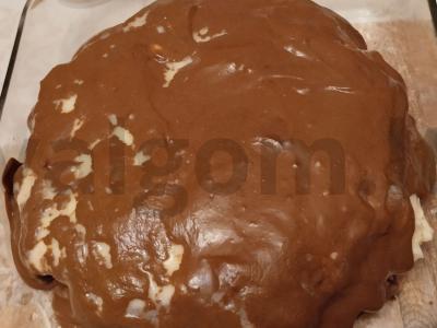 Šokoladinis tortas su kremu ir grietine pagrindine nuotrauka