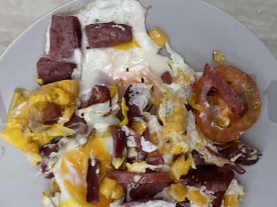 Dešrainė šakšuka su pomidorais pagrindine nuotrauka