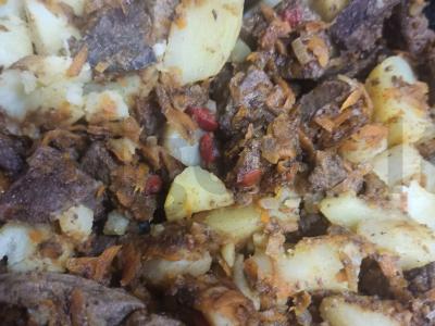 Troškintas bulvės su kepenimis vakarienei pagrindine nuotrauka