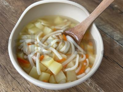 Vaikų sriuba su kiaušinių makaronais pagrindine nuotrauka