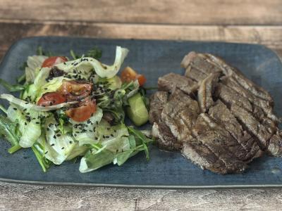 Ribeye orkaite su daržovių salotu pagrindine nuotrauka