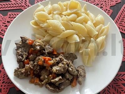 Kepta vištienos kepenėlė su morkomis ir garnyru pagrindine nuotrauka