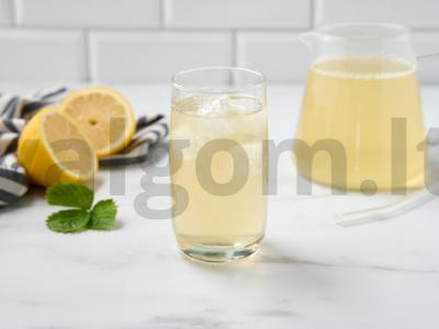 Šaltas žaliasis arbata pagrindine nuotrauka