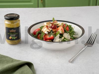 Salotos su braškėmis, rukola ir pesto pagrindine nuotrauka