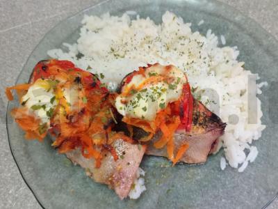 Kepta lašiša su daržovėmis ir ryžių garnyru pagrindine nuotrauka