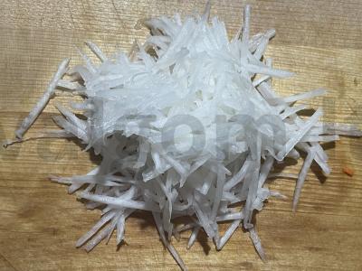 Daikon salotos su morkomis ir obuoliu Žingsnis 2