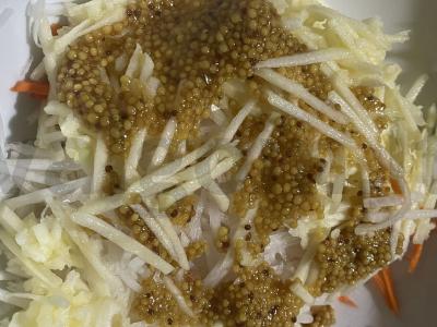 Daikon salotos su morkomis ir obuoliu Žingsnis 4