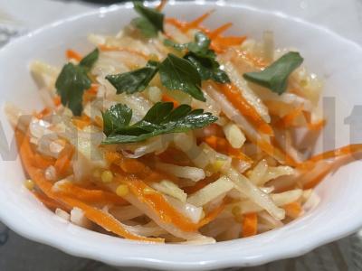 Daikon salotos su morkomis ir obuoliu pagrindine nuotrauka