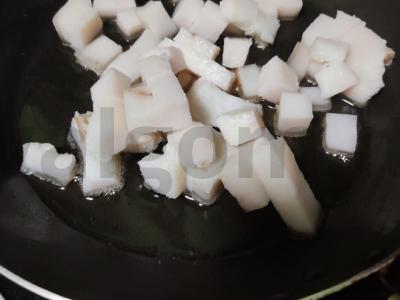 Bulvių košė su svogūnais ir šonine Žingsnis 1