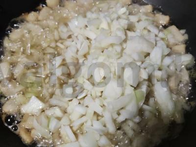 Bulvių košė su svogūnais ir šonine Žingsnis 2