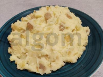 Bulvių košė su svogūnais ir šonine pagrindine nuotrauka