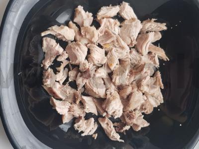 Salotos su vištiena, raudonuoju svogūnu ir marinuotais grybais Žingsnis 1