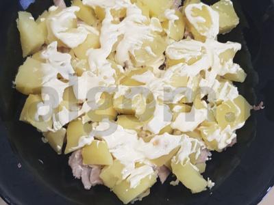 Salotos su vištiena, raudonuoju svogūnu ir marinuotais grybais Žingsnis 2