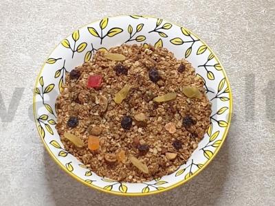 Granola namuose su riešutais ir medumi pagrindine nuotrauka