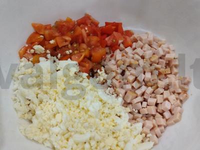 Skaniausias salotas su kumpiu, pomidorais ir sausainiais Žingsnis 2