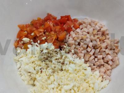 Skaniausias salotas su kumpiu, pomidorais ir sausainiais Žingsnis 3