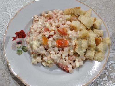 Skaniausias salotas su kumpiu, pomidorais ir sausainiais pagrindine nuotrauka