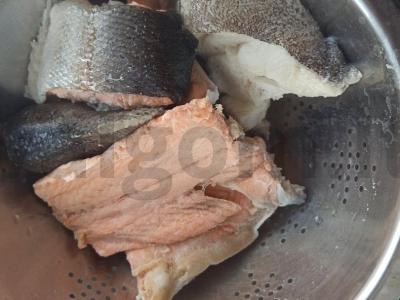 Žuvienė iš baltos ir raudonos žuvies su krevetėmis Žingsnis 5