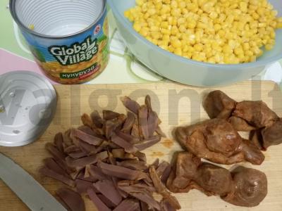 Daržovių salotas su virtomis-rūkytais kalakutų skrandžiais Žingsnis 1