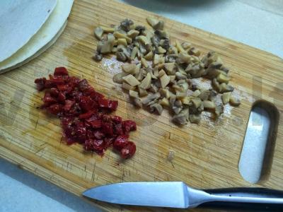 Tortilija su grybais ir džiovintais pomidorais Žingsnis 2