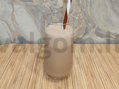 Pieninis kokteilis su šokoladiniu riešutų skoniu pagrindine nuotrauka