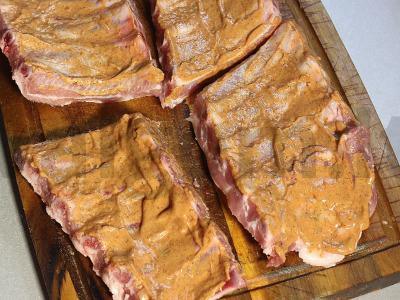 Kiaulienos šonkauliai ant anglių grietinėlės-česnako marinate Žingsnis 6